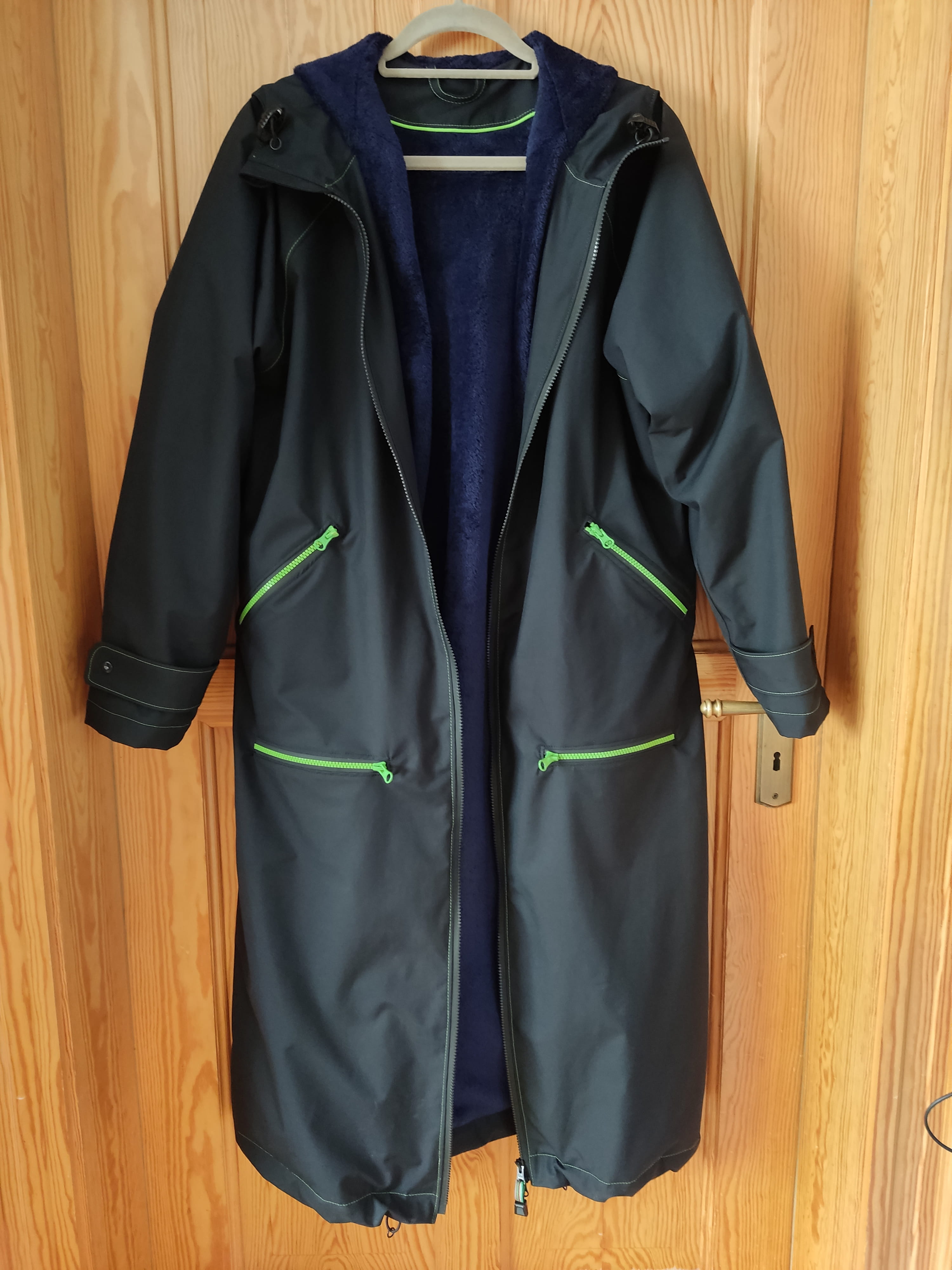 Coat made of a 3-layer laminate and a high-loft fleece